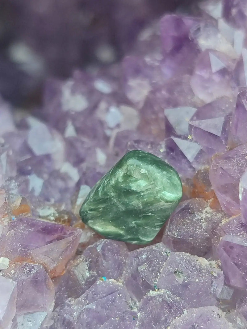 Load image into Gallery viewer, Séraphinite du lac Baïkal Sibérie - Pierre roulée - Grade Prémium - Pierre du Lâcher Prise Séraphinite de Russie ’Lac Baïkal’ pierre roulée
