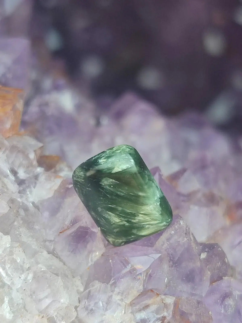 Load image into Gallery viewer, Séraphinite du lac Baïkal Sibérie - Pierre roulée - Grade Prémium - Pierre du Lâcher Prise Séraphinite de Russie ’Lac Baïkal’ pierre roulée
