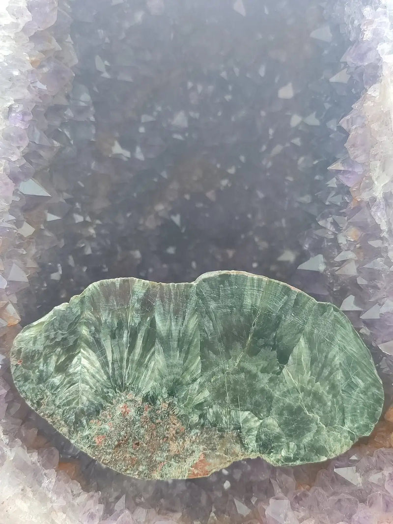 Load image into Gallery viewer, Séraphinite du lac Baïkal Sibérie - Plaque semi polie - Grade Prémium - Pierre du Lâcher Prise Séraphinite plaque
