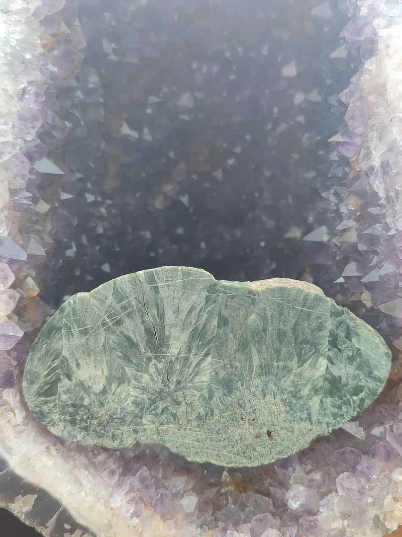 Load image into Gallery viewer, Séraphinite du lac Baïkal Sibérie - Plaque semi polie - Grade Prémium - Pierre du Lâcher Prise Séraphinite plaque
