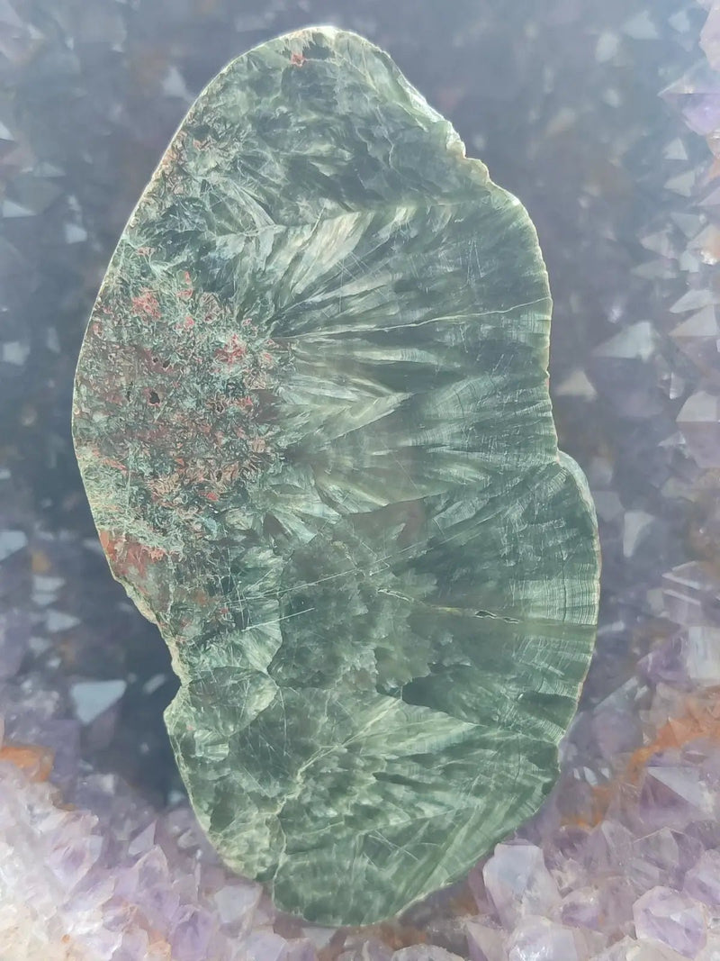 Load image into Gallery viewer, Séraphinite du lac Baïkal Sibérie - Plaque semi polie - Grade Prémium - Pierre du Lâcher Prise Séraphinite plaque
