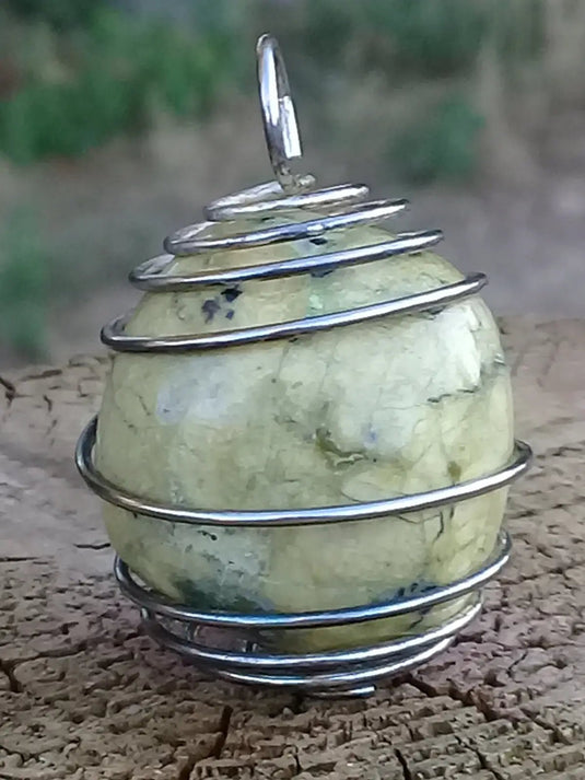 Serpentine citronnée pierre roulée Grade A ++++ Fourni avec cage et cordon Serpentine citronnée pierre roulée + cage