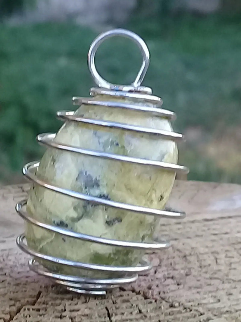 Chargez l&#39;image dans la visionneuse de la galerie, Serpentine citronnée pierre roulée Grade A ++++ Fourni avec cage et cordon Serpentine citronnée pierre roulée + cage
