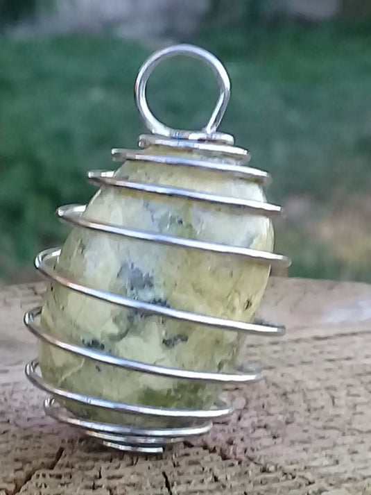 Serpentine citronnée pierre roulée Grade A ++++ Fourni avec cage et cordon Serpentine citronnée pierre roulée + cage