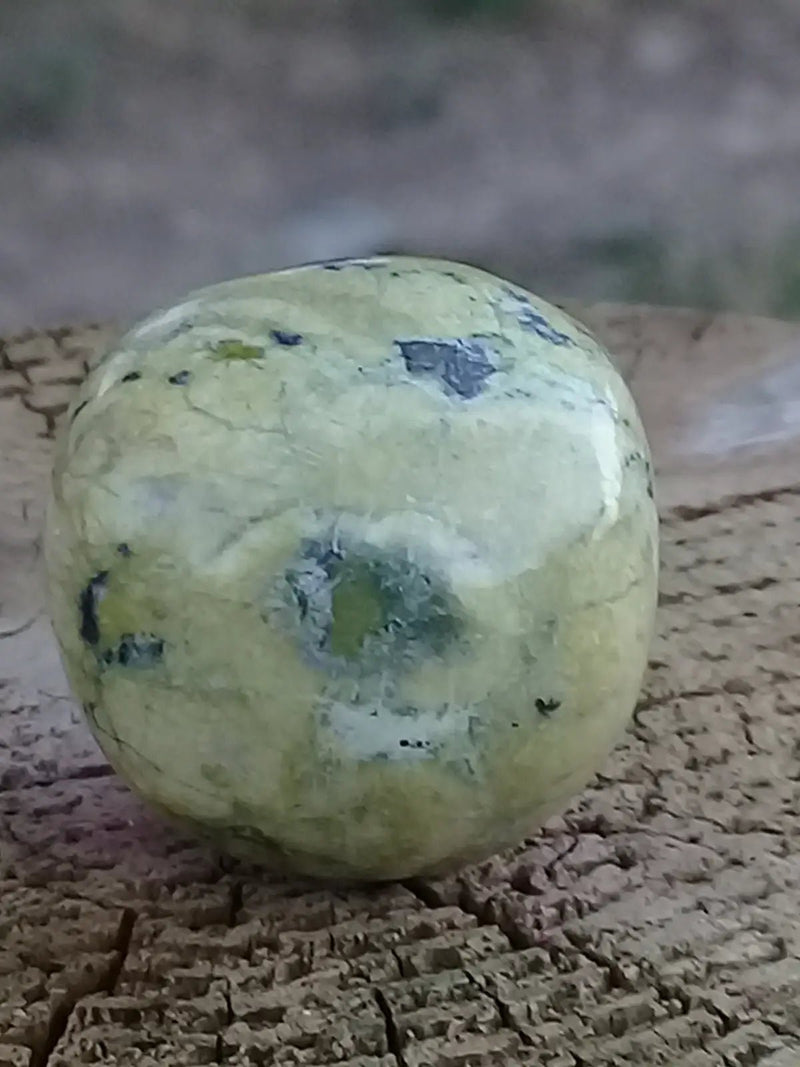 Chargez l&#39;image dans la visionneuse de la galerie, Serpentine citronnée pierre roulée Grade A ++++ Fourni avec cage et cordon Serpentine citronnée pierre roulée + cage
