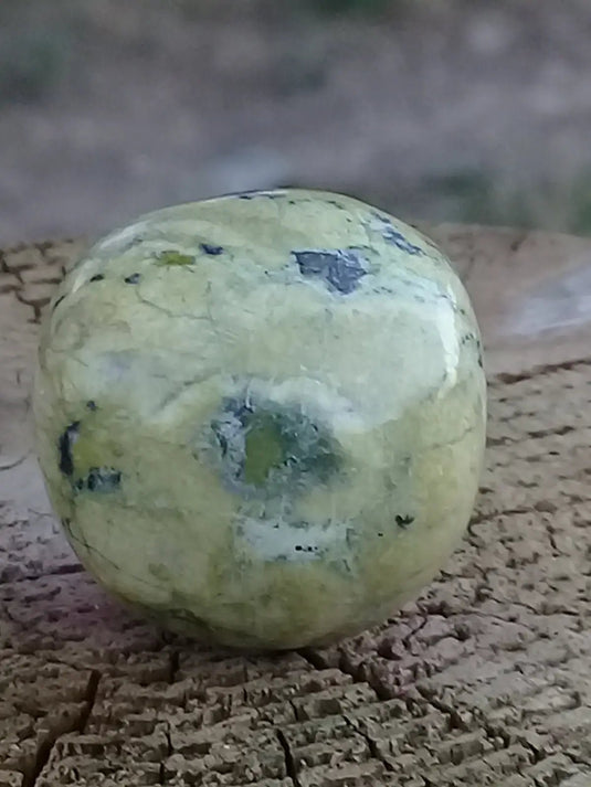 Serpentine citronnée pierre roulée Grade A ++++ Fourni avec cage et cordon Serpentine citronnée pierre roulée + cage