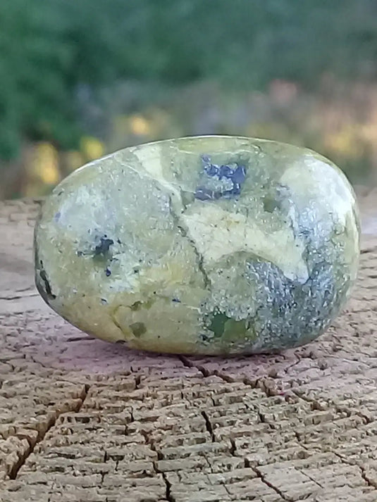 Serpentine citronnée pierre roulée Grade A ++++ Fourni avec cage et cordon Serpentine citronnée pierre roulée + cage