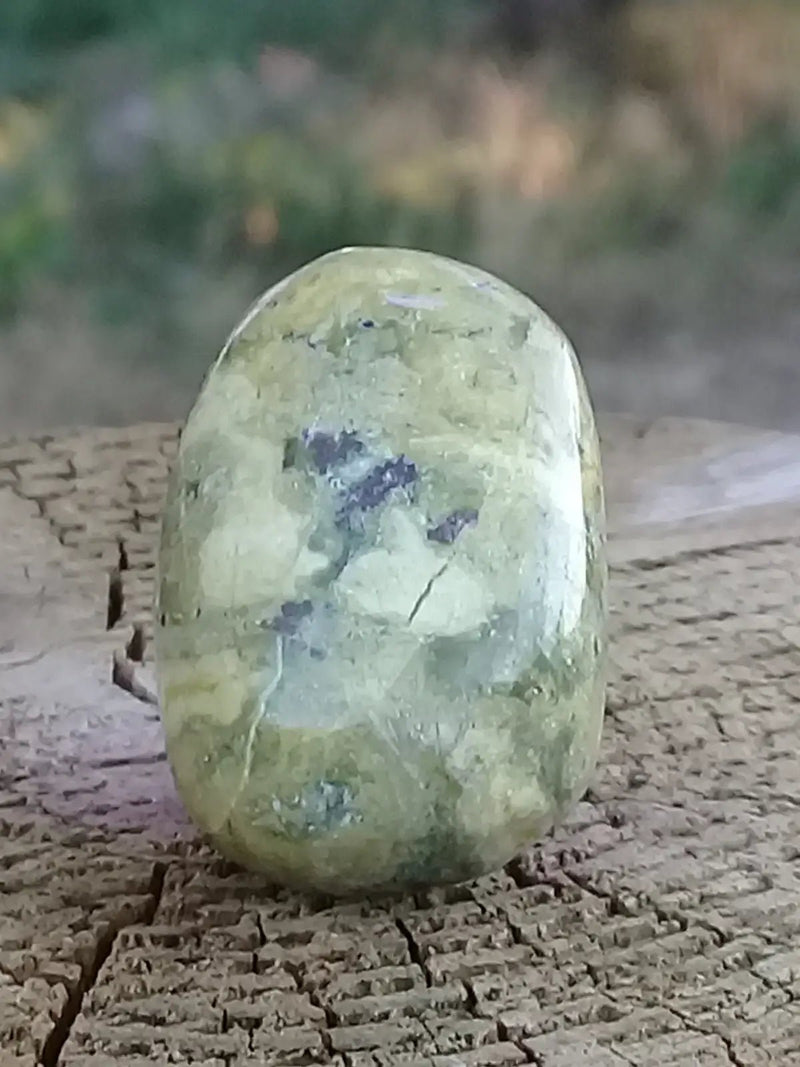 Chargez l&#39;image dans la visionneuse de la galerie, Serpentine citronnée pierre roulée Grade A ++++ Fourni avec cage et cordon Serpentine citronnée pierre roulée + cage
