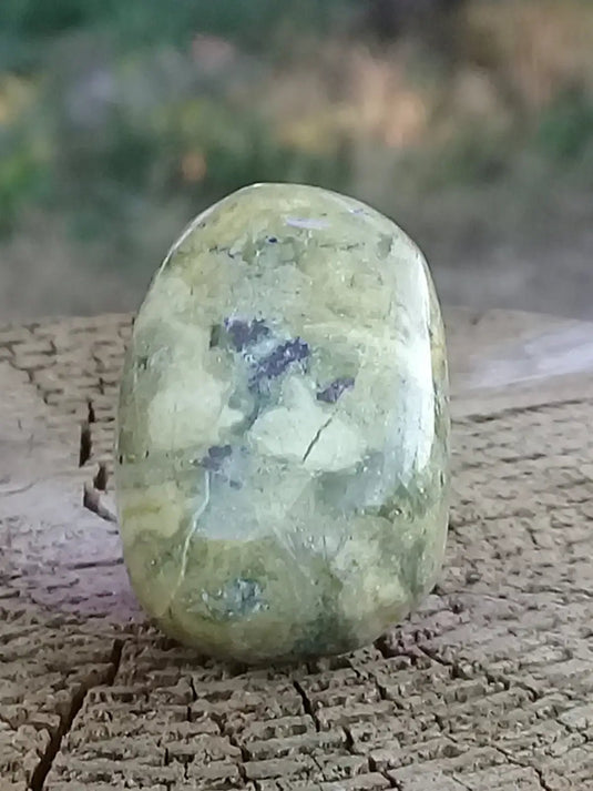 Serpentine citronnée pierre roulée Grade A ++++ Fourni avec cage et cordon Serpentine citronnée pierre roulée + cage