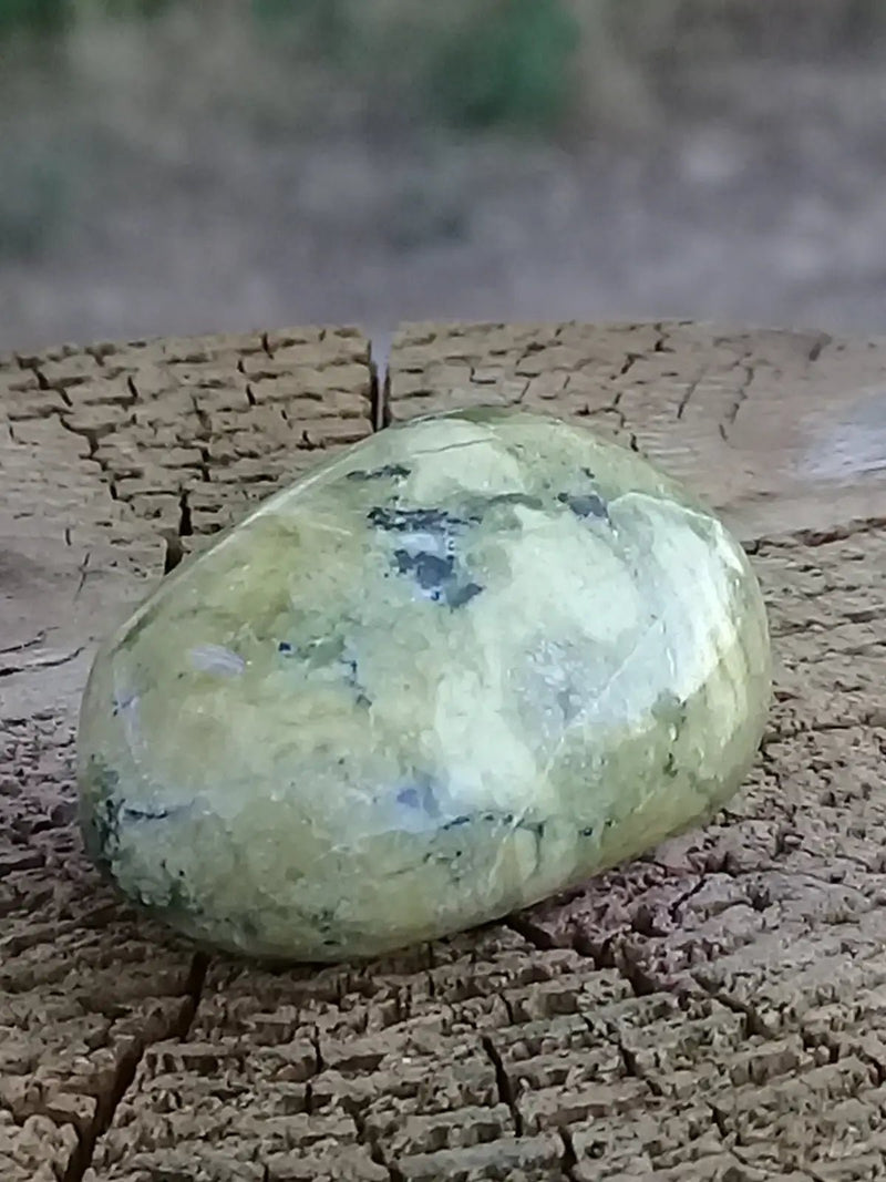 Chargez l&#39;image dans la visionneuse de la galerie, Serpentine citronnée pierre roulée Grade A ++++ Fourni avec cage et cordon Serpentine citronnée pierre roulée + cage
