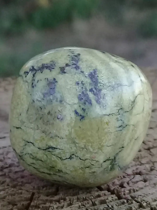 Serpentine citronnée pierre roulée Grade A ++++ Fourni avec cage et cordon Serpentine citronnée pierre roulée + cage