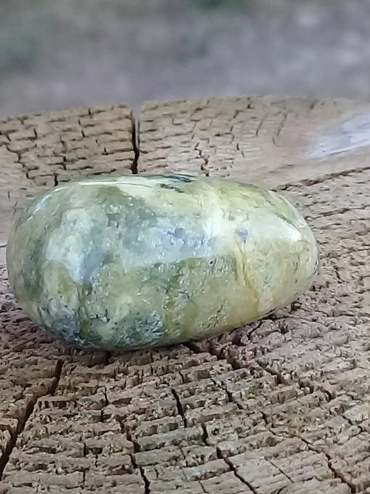 Serpentine citronnée pierre roulée Grade A ++++ Fourni avec cage et cordon Serpentine citronnée pierre roulée + cage Dans la besace du p'tit Poucet...   