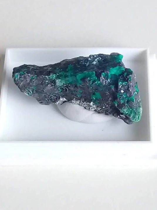 Shattuckite sur Dioptase pierre brute Grade A++++ Sahttuckite sur Dioptase pierre brute