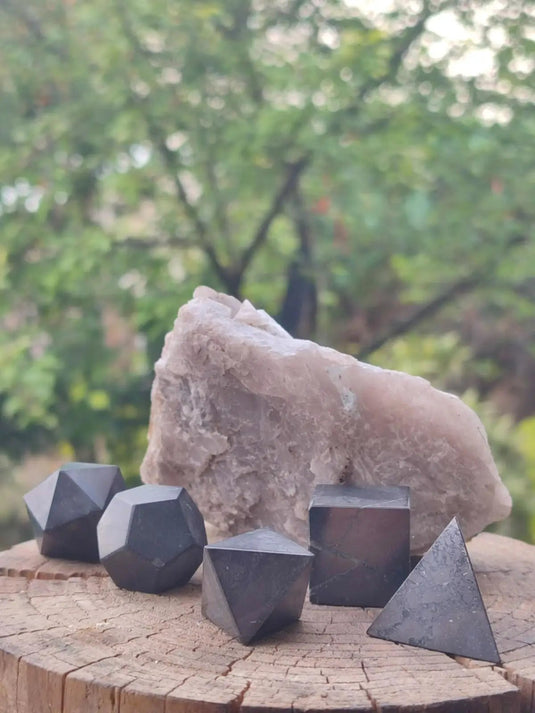 Shungite ’cinq solides de Platon’ pour une pratique plus poussée des soins en lithothérapie Shungite 5 solides de Platon