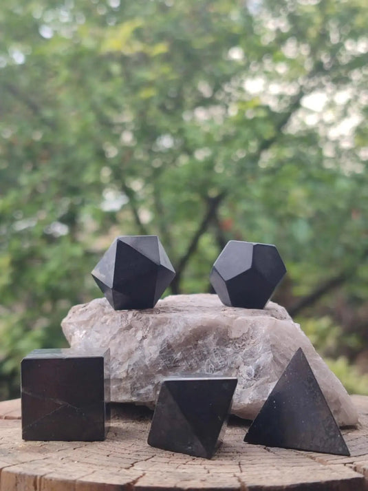 Shungite ’cinq solides de Platon’ pour une pratique plus poussée des soins en lithothérapie Shungite 5 solides de Platon