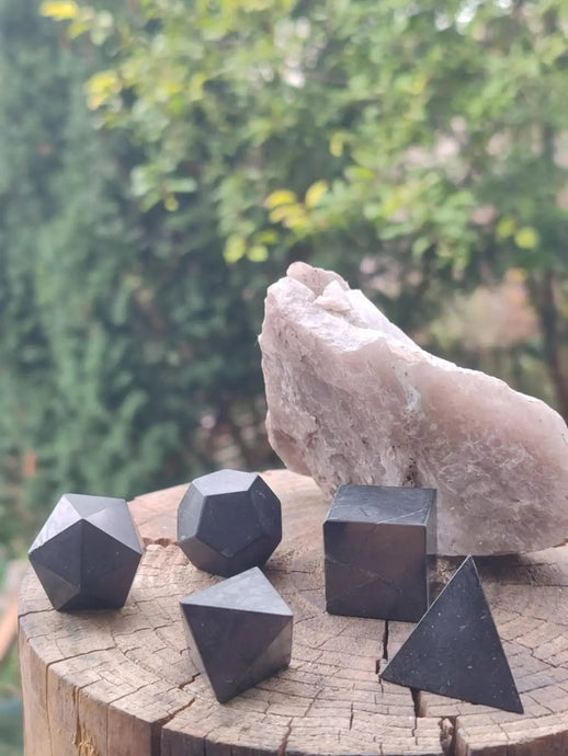 Shungite ’cinq solides de Platon’ pour une pratique plus poussée des soins en lithothérapie Shungite 5 solides de Platon