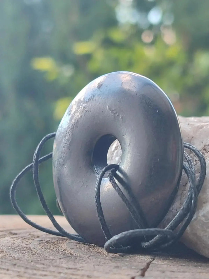 Chargez l&#39;image dans la visionneuse de la galerie, Shungite donuts Ø4.5cm et Ø3cm sur cordon Protection &gt; ondes électromagnétiques Shungite donuts Ø4.5cm sur cordon Shungite donuts Ø4.5cm
