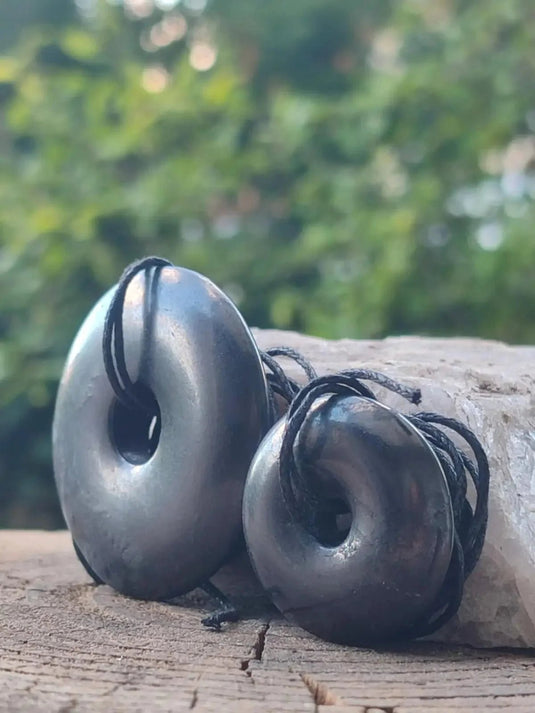 Shungite donuts Ø4.5cm et Ø3cm sur cordon Protection > ondes électromagnétiques Shungite donuts Ø4.5cm et Ø3cm