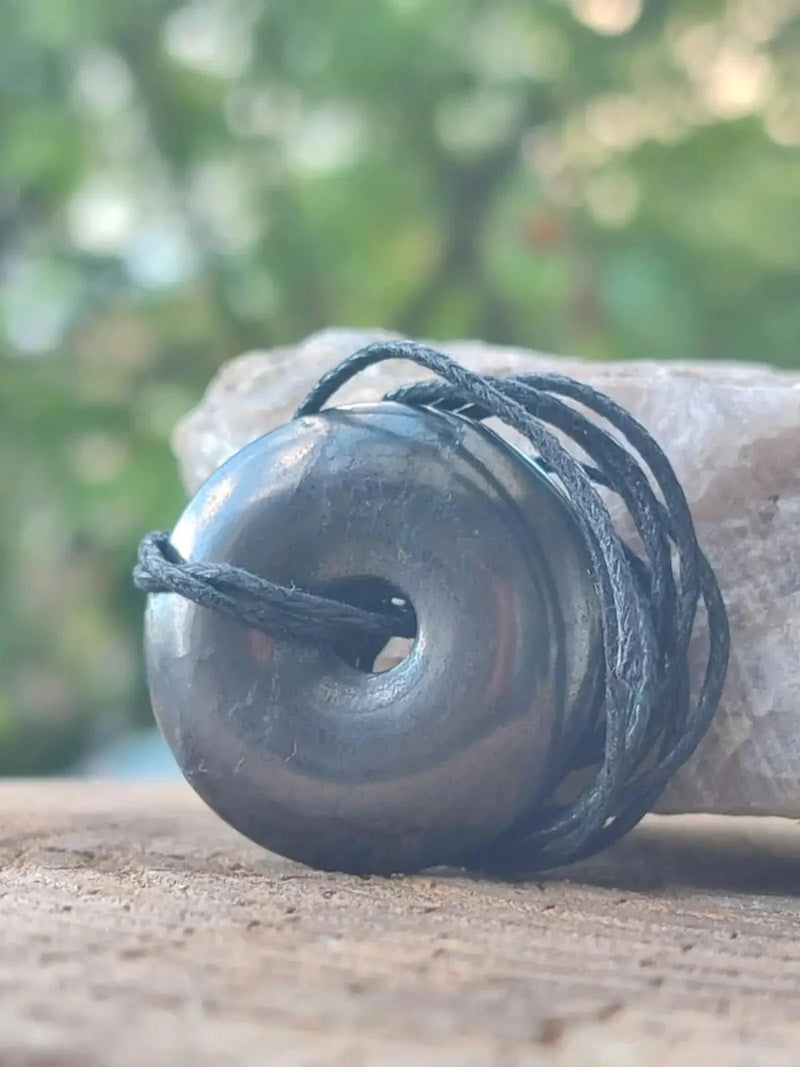 Chargez l&#39;image dans la visionneuse de la galerie, Shungite donuts Ø4.5cm et Ø3cm sur cordon Protection &gt; ondes électromagnétiques Shungite donuts Ø4.5cm et Ø3cm
