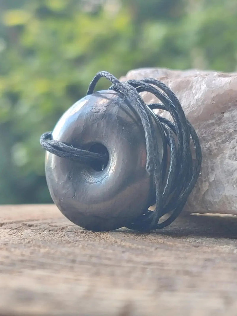 Chargez l&#39;image dans la visionneuse de la galerie, Shungite donuts Ø4.5cm et Ø3cm sur cordon Protection &gt; ondes électromagnétiques Shungite donuts Ø3cm sur cordon Shungite donuts Ø4.5cm
