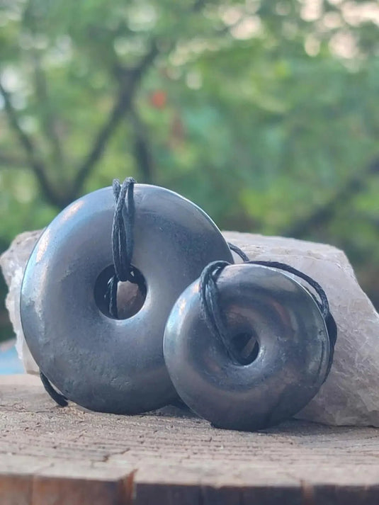Shungite donuts Ø4.5cm et Ø3cm sur cordon Protection > ondes électromagnétiques Shungite donuts Ø4.5cm et Ø3cm