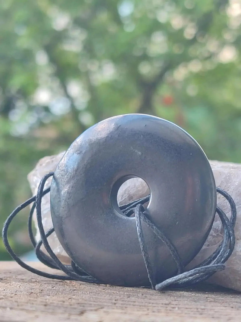 Chargez l&#39;image dans la visionneuse de la galerie, Shungite donuts Ø4.5cm et Ø3cm sur cordon Protection &gt; ondes électromagnétiques Shungite donuts Ø4.5cm et Ø3cm
