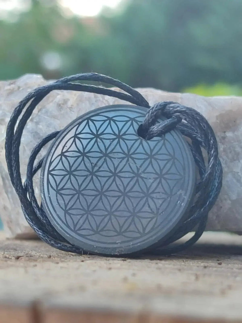 Chargez l&#39;image dans la visionneuse de la galerie, Shungite pendentif gravé arbre de vie ou fleur de vie Ø5cm fleur de vie Ø3cm Bouclier + Ancrage Shungite pendentif gravé fleur de vie
