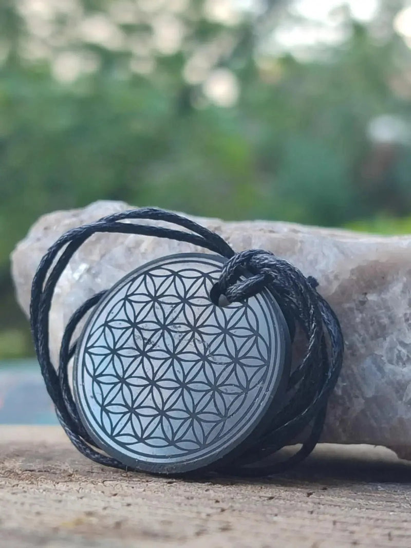 Chargez l&#39;image dans la visionneuse de la galerie, Shungite pendentif gravé arbre de vie ou fleur de vie Ø5cm fleur de vie Ø3cm Bouclier + Ancrage Shungite pendentif de protection gravé
