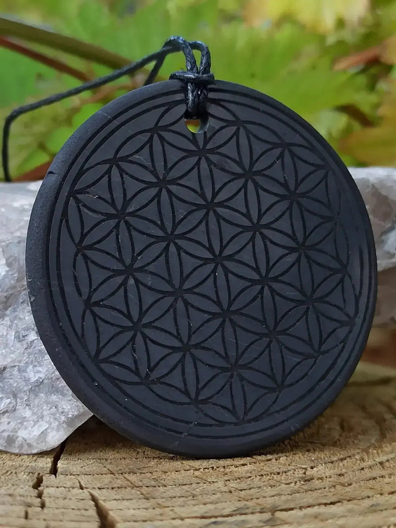 Chargez l&#39;image dans la visionneuse de la galerie, Shungite pendentif gravé arbre de vie ou fleur de vie Ø5cm fleur de vie Ø3cm Bouclier + Ancrage Shungite pendentif de protection gravé

