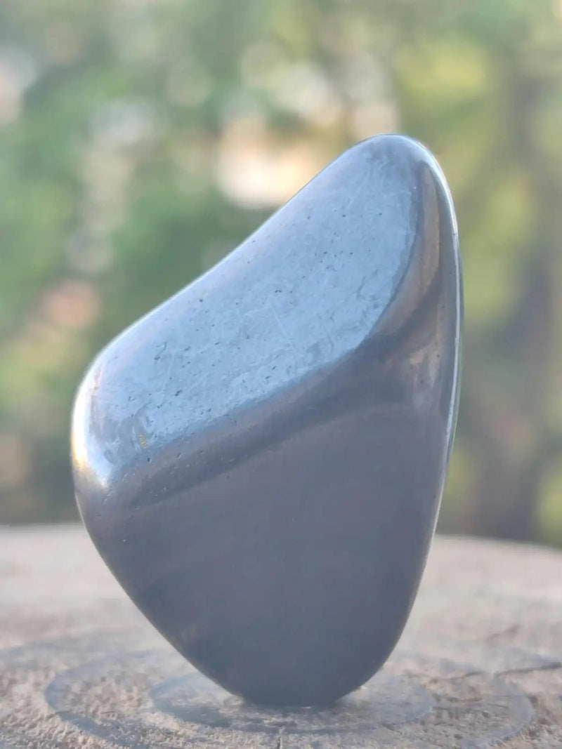 Load image into Gallery viewer, Shungite pierre roulée de Carélie Russie Protection Ondes Électromagnétiques Shungite pierre roulée
