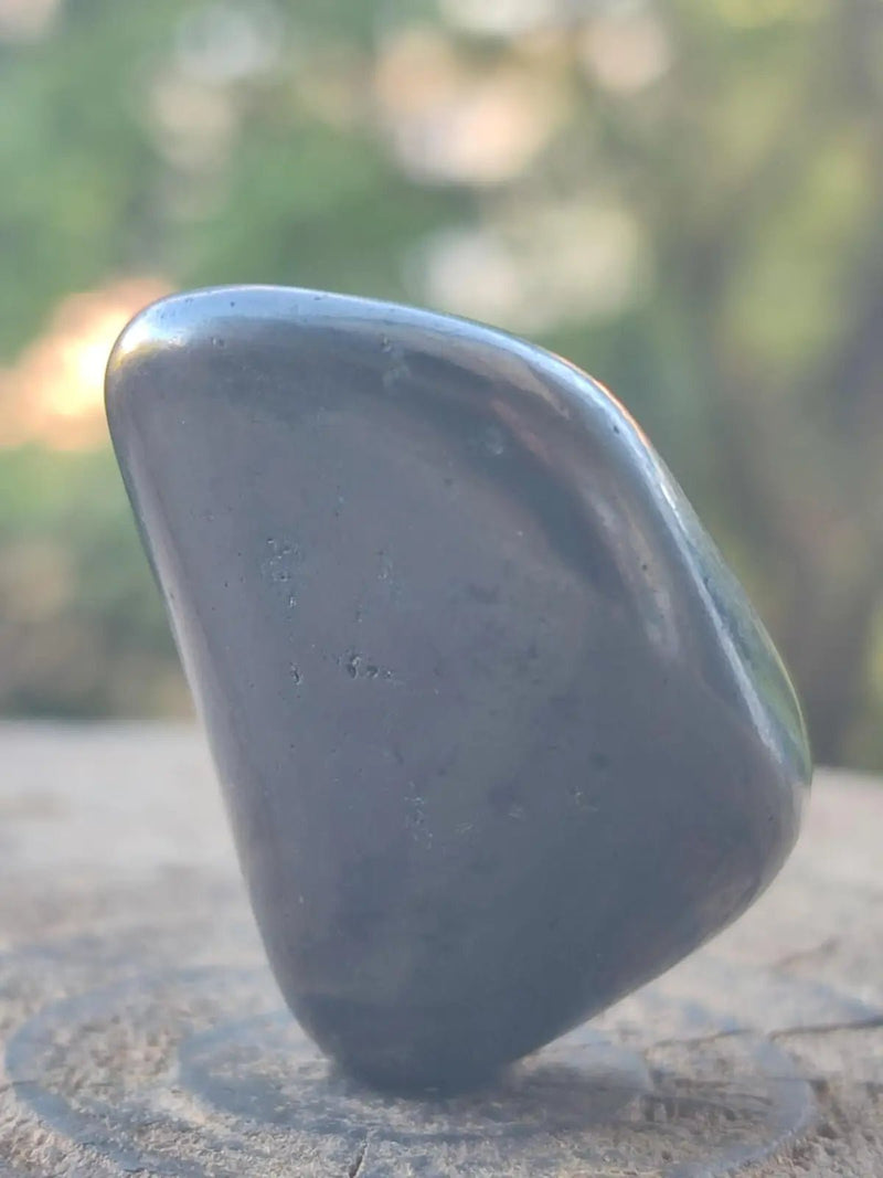 Load image into Gallery viewer, Shungite pierre roulée de Carélie Russie Protection Ondes Électromagnétiques Shungite pierre roulée
