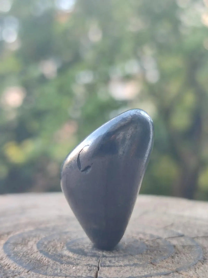 Load image into Gallery viewer, Shungite pierre roulée de Carélie Russie Protection Ondes Électromagnétiques Shungite pierre roulée
