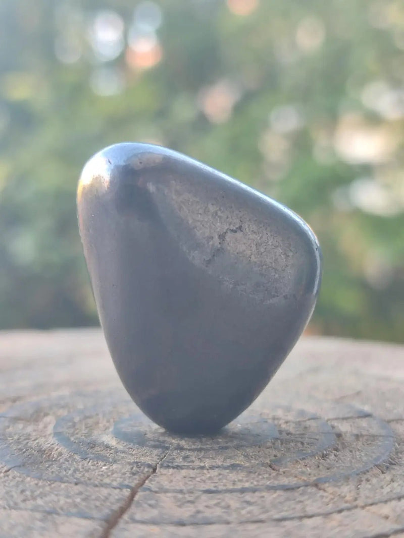 Load image into Gallery viewer, Shungite pierre roulée de Carélie Russie Protection Ondes Électromagnétiques Shungite pierre roulée
