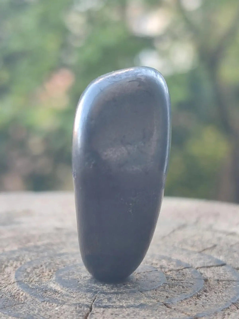 Load image into Gallery viewer, Shungite pierre roulée de Carélie Russie Protection Ondes Électromagnétiques Shungite pierre roulée
