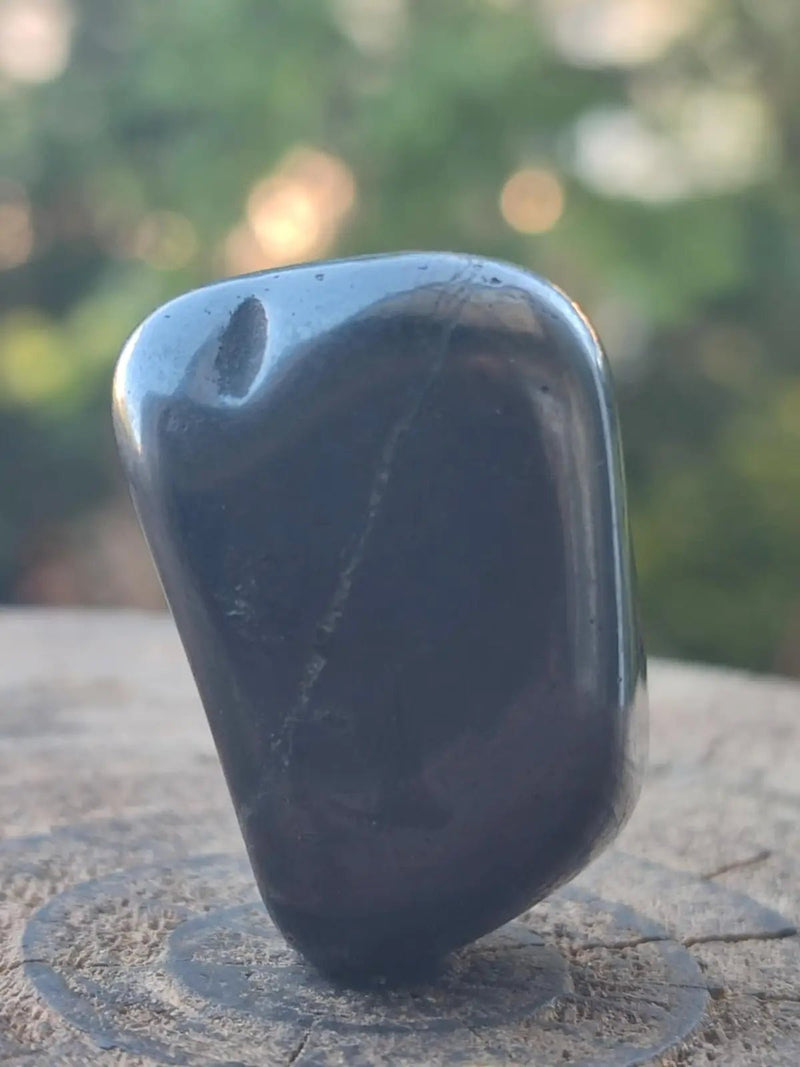 Load image into Gallery viewer, Shungite pierre roulée de Carélie Russie Protection Ondes Électromagnétiques Shungite pierre roulée
