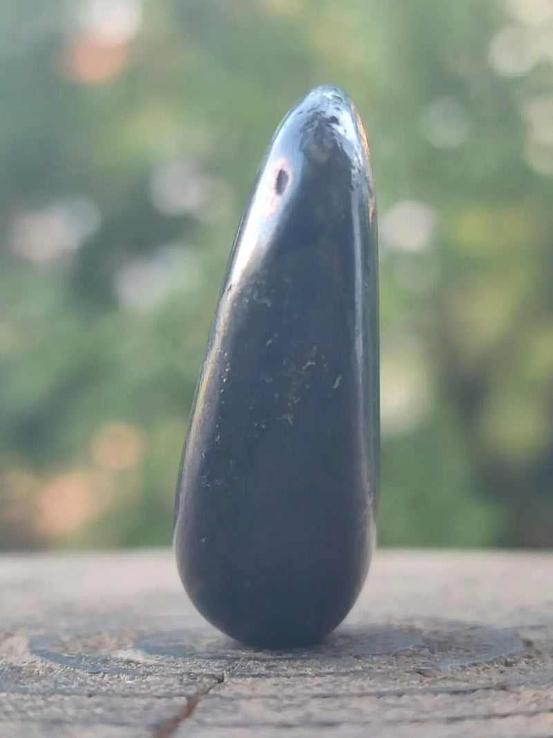 Load image into Gallery viewer, Shungite pierre roulée de Carélie Russie Protection Ondes Électromagnétiques Shungite pierre roulée
