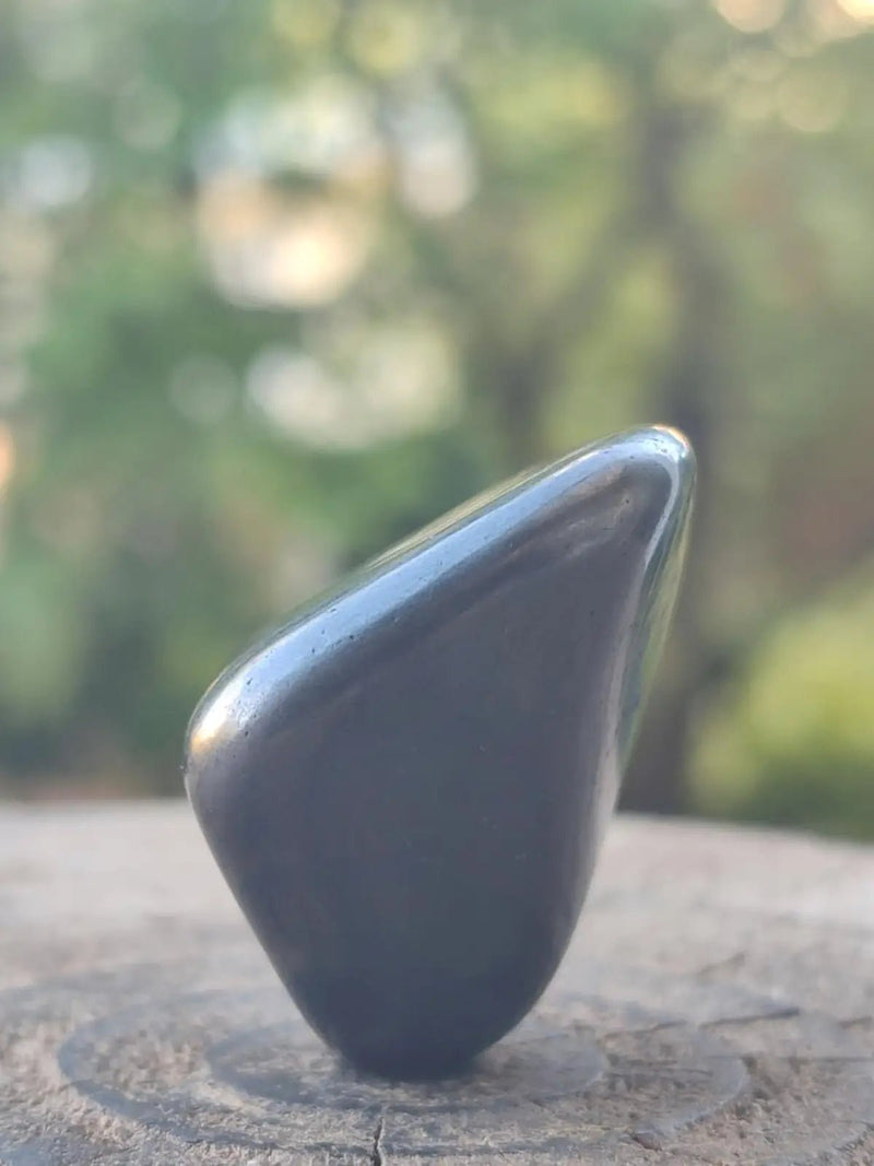 Load image into Gallery viewer, Shungite pierre roulée de Carélie Russie Protection Ondes Électromagnétiques Shungite pierre roulée
