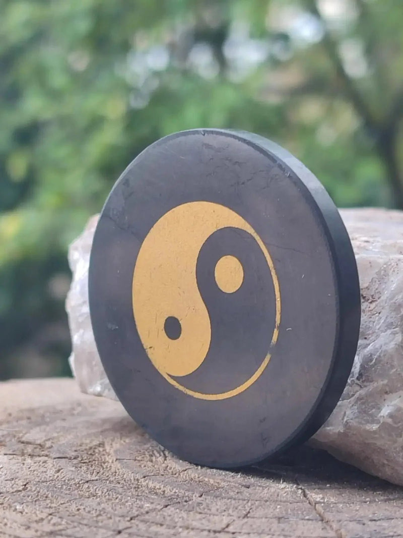 Chargez l&#39;image dans la visionneuse de la galerie, Shungite plaque de protection aimantée imprimée ’Yin-Yang’ Ø5cm x 0.5cm Pl1 Shungite plaque aimantée pour appareils multimédia
