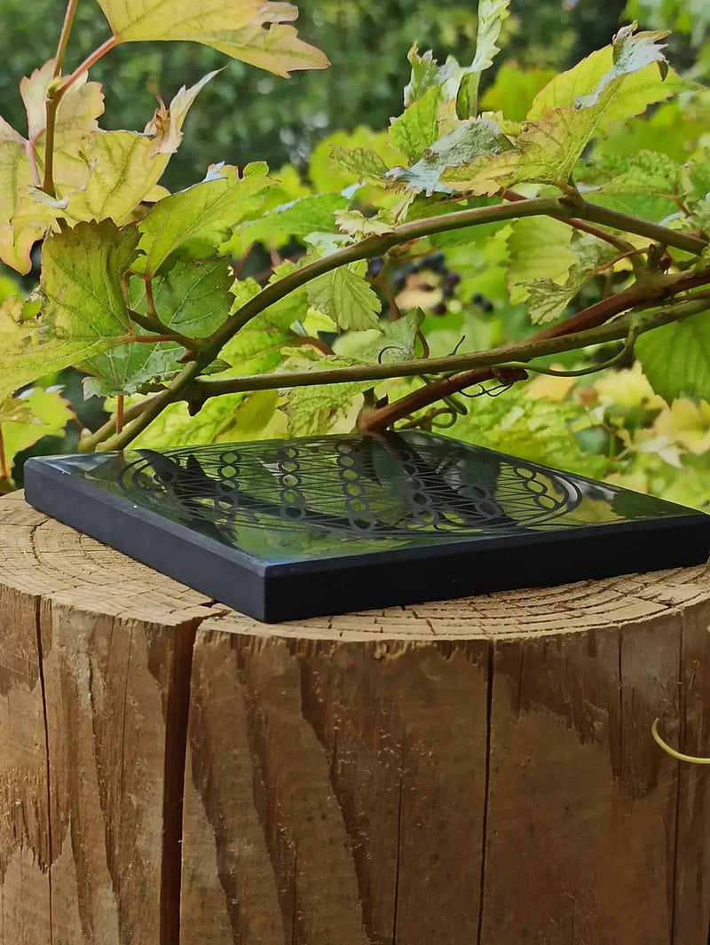 Chargez l&#39;image dans la visionneuse de la galerie, Shungite plaque gravée fleur de vie Dimension 10 x 10 x 1cm Grade A++++ (Revitalisation) Shungite plaque gravée fleur de vie
