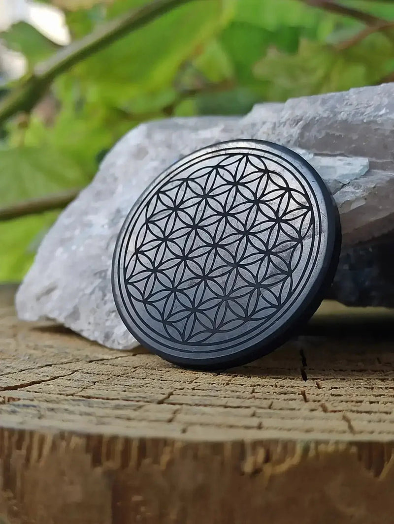 Chargez l&#39;image dans la visionneuse de la galerie, Shungite Protection pour téléphone Ø5cm et Ø3cm Gravée fleur de vie &amp; arbre de vie Shungite plaque de protection pour le téléphone Ø3cm
