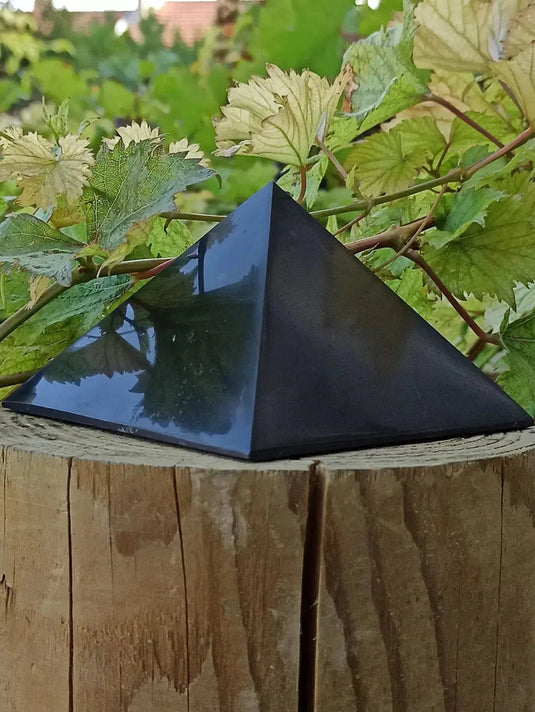 Shungite Pyramide Grade A++++ (Protection et purification des lieux contre énergies nocives) ~10x10x6.5 (Cm) ~500 à 700g Pyramides