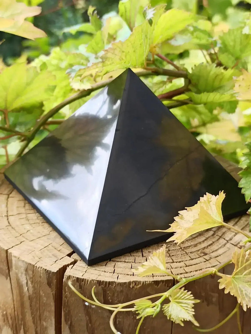 Load image into Gallery viewer, Shungite Pyramide Grade A++++ (Protection et purification des lieux contre énergies nocives) ~10x10x7 (Cm) ~500 à 700g Pyramides en shungite
