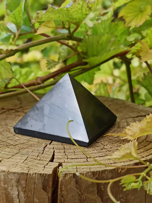 Shungite Pyramide Grade A++++ (Protection et purification des lieux contre énergies nocives) ~5x5x4 (Cm) ~80 à 120g Pyramides en shungite