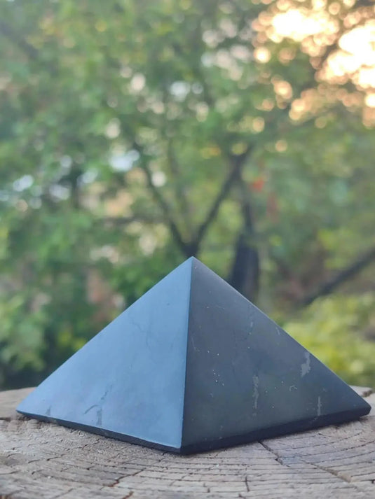 Shungite Pyramide Grade A++++ (Protection et purification des lieux contre énergies nocives) ~6x6x4 (Cm) ~130 à 200g Pyramides en shungite