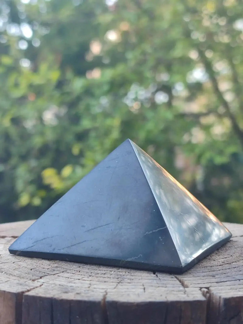 Load image into Gallery viewer, Shungite Pyramide Grade A++++ (Protection et purification des lieux contre énergies nocives) Pyramides en shungite
