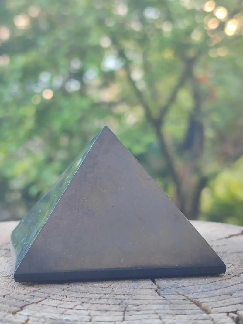 Load image into Gallery viewer, Shungite Pyramide Grade A++++ (Protection et purification des lieux contre énergies nocives) Pyramides en shungite
