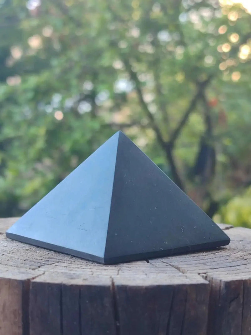 Load image into Gallery viewer, Shungite Pyramide Grade A++++ (Protection et purification des lieux contre énergies nocives) Pyramides en shungite
