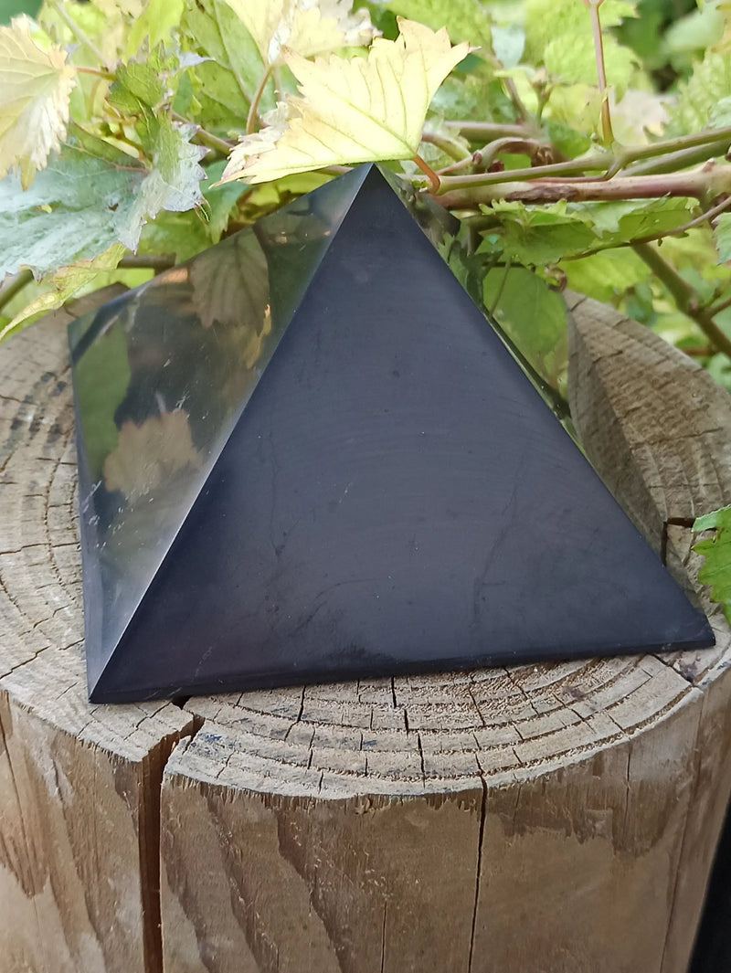 Cargue la imagen en el visor de la galería, Shungite pyramide grand modèle I 10.5x10.5x6.5 Grade A++++ Shungite Pyramide Grand Modèle Dans la besace du p&#39;tit Poucet   
