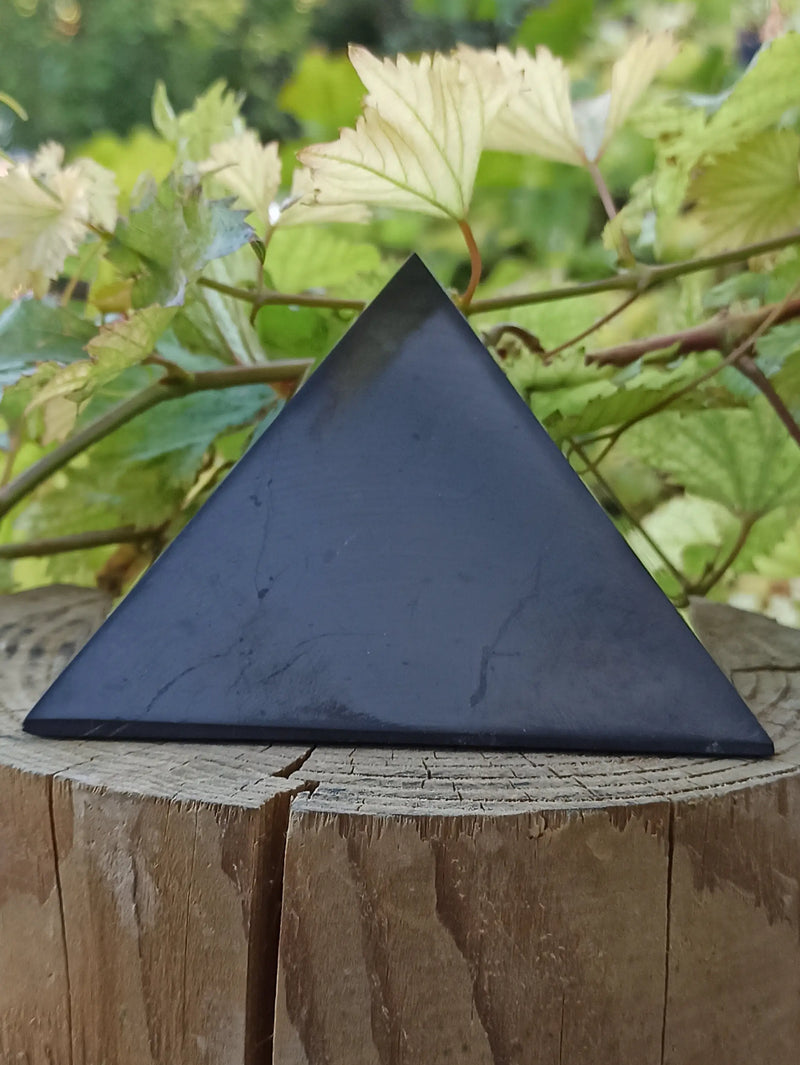 Загрузить изображение в просмотрщик галереи, Shungite pyramide grand modèle I 10.5x10.5x6.5 Grade A++++ Shungite Pyramide Grand Modèle Dans la besace du p&#39;tit Poucet   
