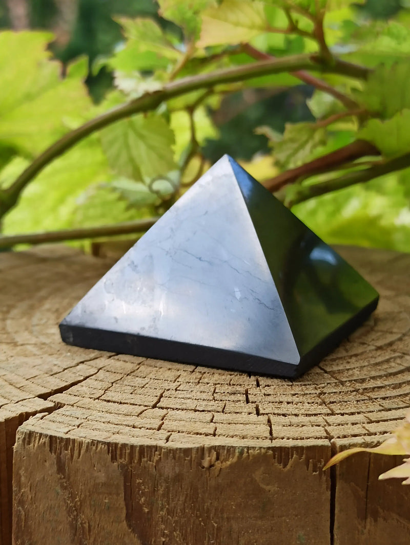Cargue la imagen en el visor de la galería, Shungite pyramide petit modèle I 5x5x4cm Grade A++++ Shungite Pyramide Petit Modèle Dans la besace du p&#39;tit Poucet   
